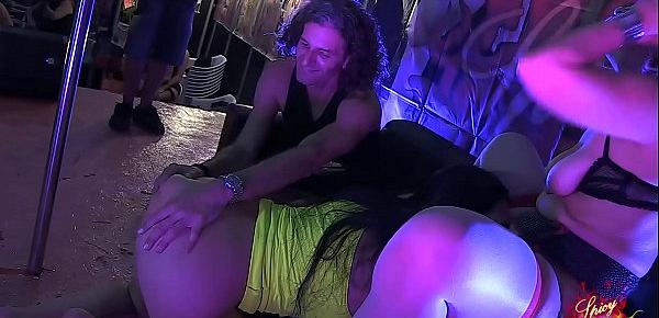  doppia coppia swinger in una mega orgia sul palco di SpicyLab a l Salon Erotico di Barcellona